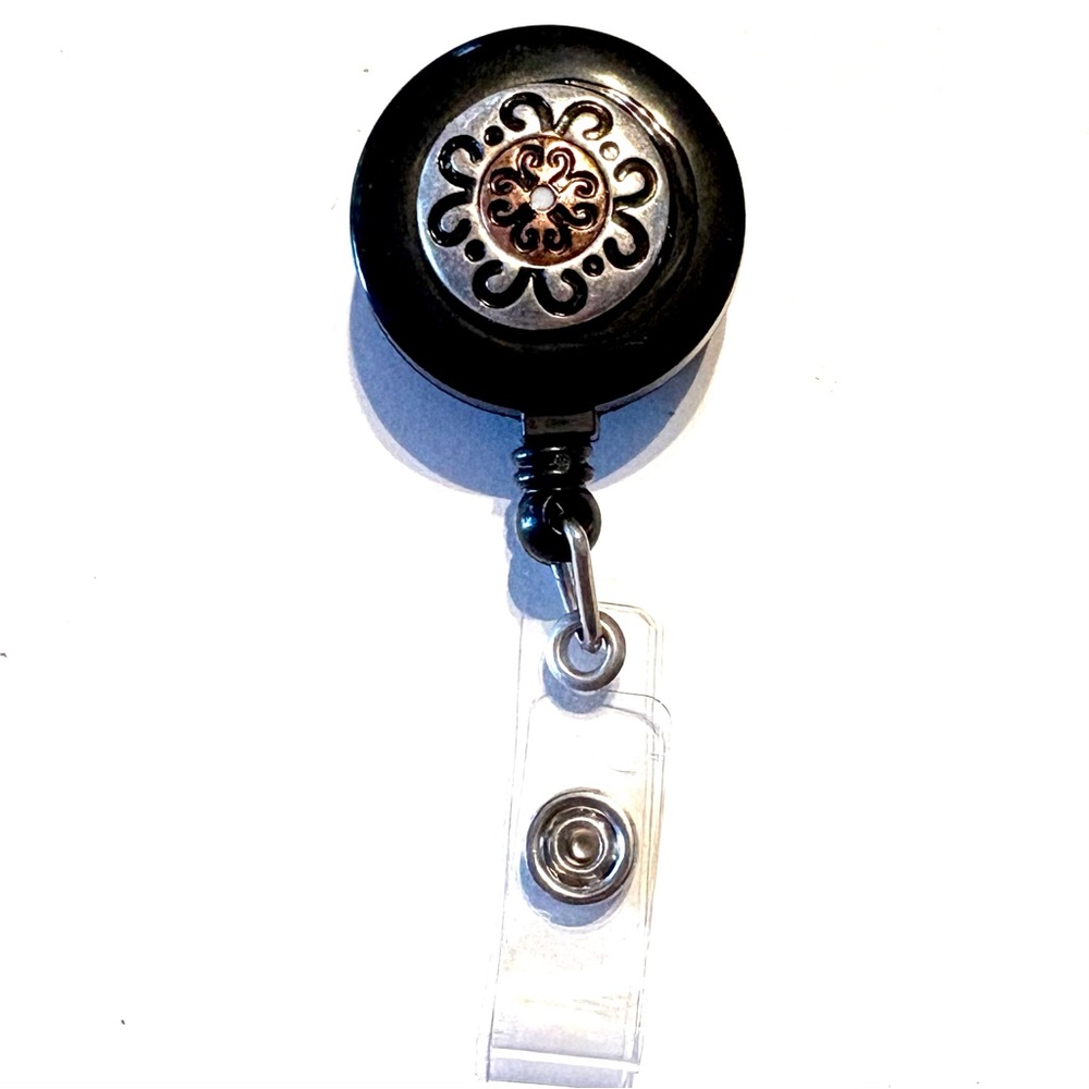 Retractable badge holder